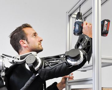 Exoskelett im Einsatz - die WeaRAcon 2025 informiert darüber.